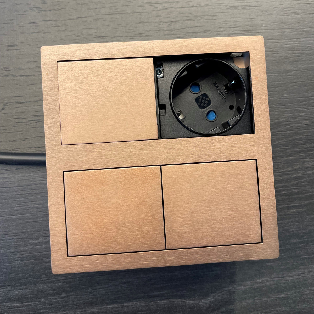 VERSAHIT DUAL | 1 STIKK + 2 USB (A+C) | IP54 | BØRSTET KOBBER - bilde 2