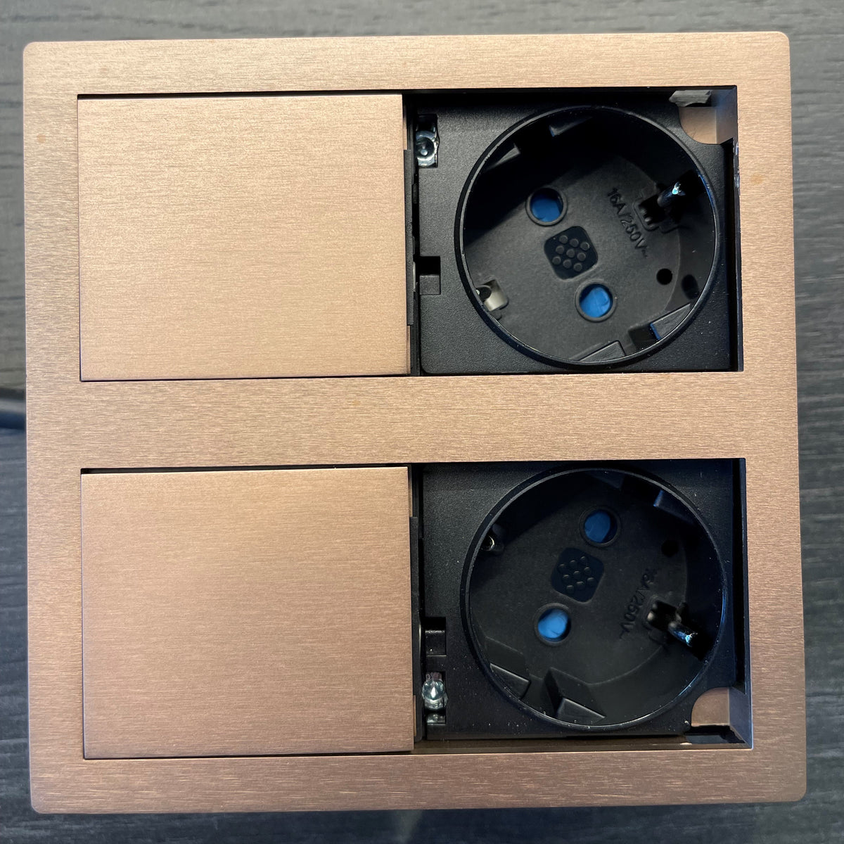 VERSAHIT DUAL | 2 STIKK | IP54 | BØRSTET KOBBER