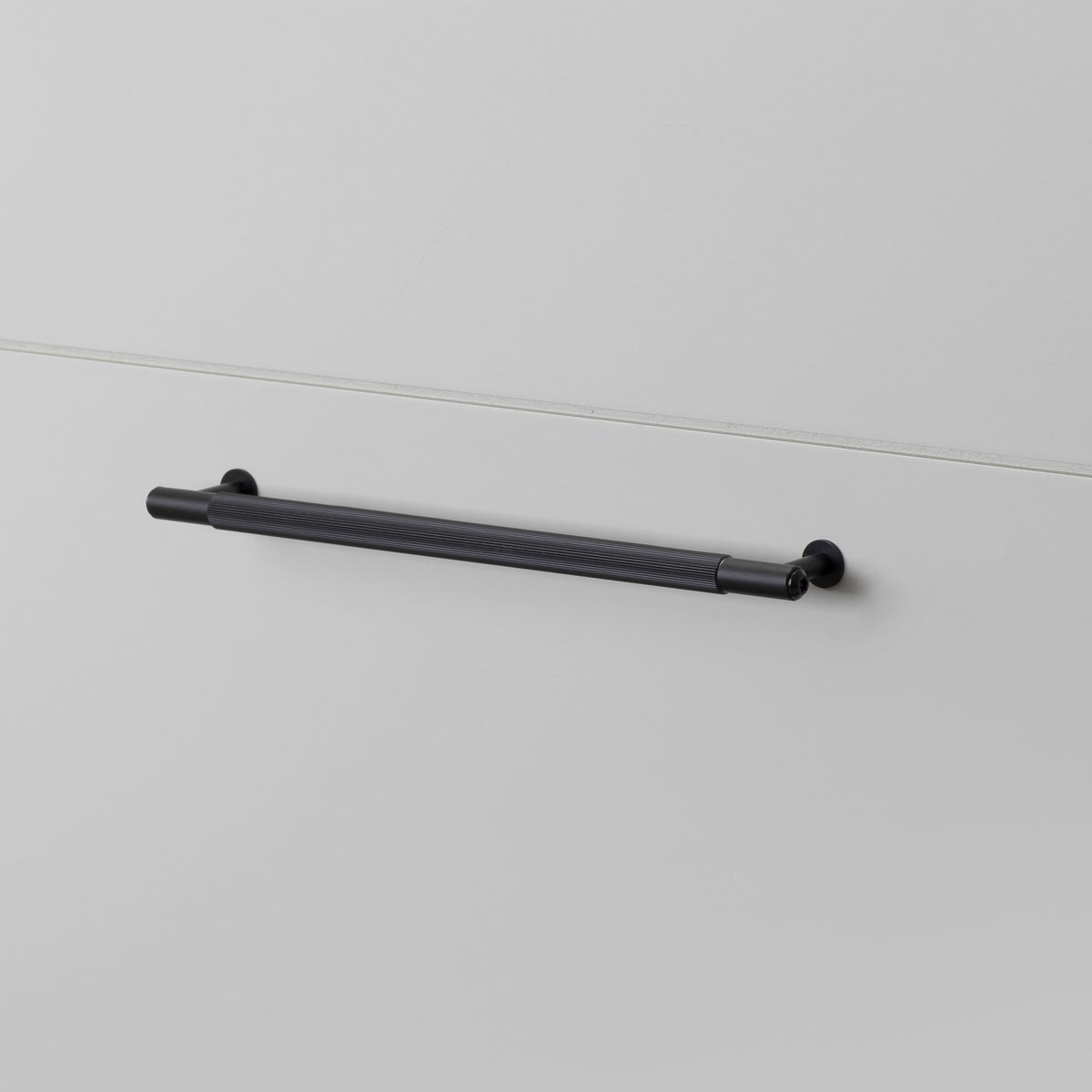 BUSTER + PUNCH® - PULL BAR / LINEAR MEDIUM - BLACK