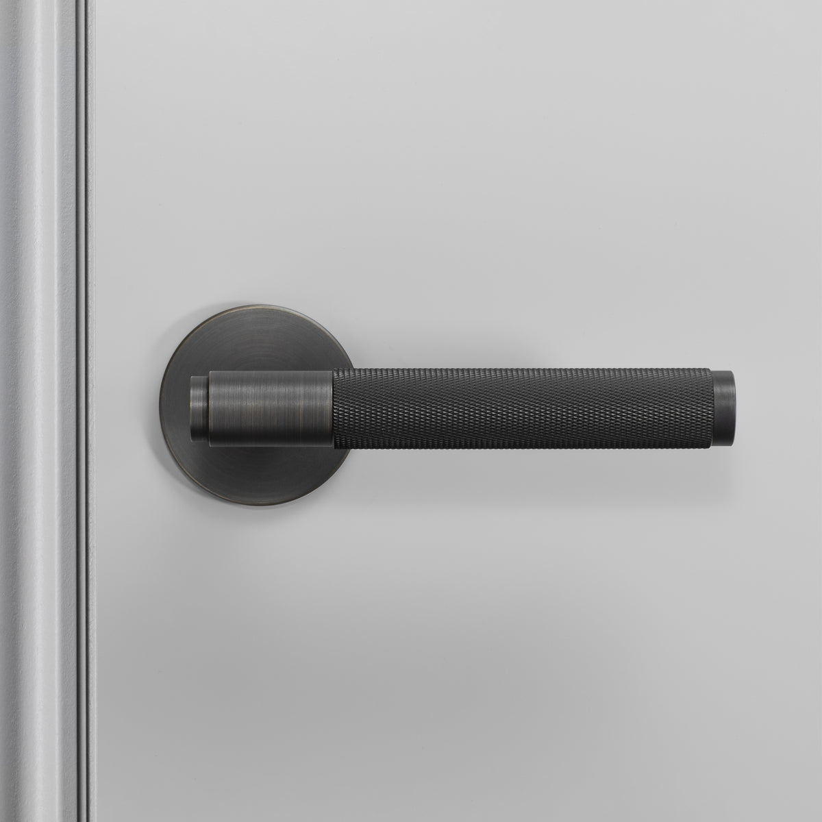 BUSTER + PUNCH® - DOOR HANDLE / SPRUNG / CROSS / 30mm - SMOKED BRONZE