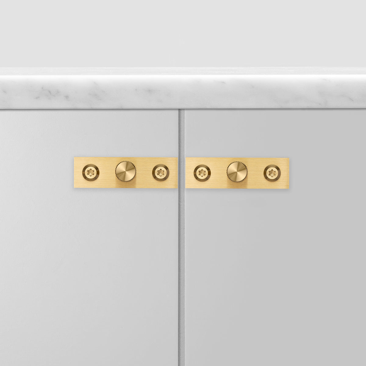 BUSTER + PUNCH® - FURNITURE KNOB / PLATE / LINEAR / 2 stk - BRASS - bilde 2