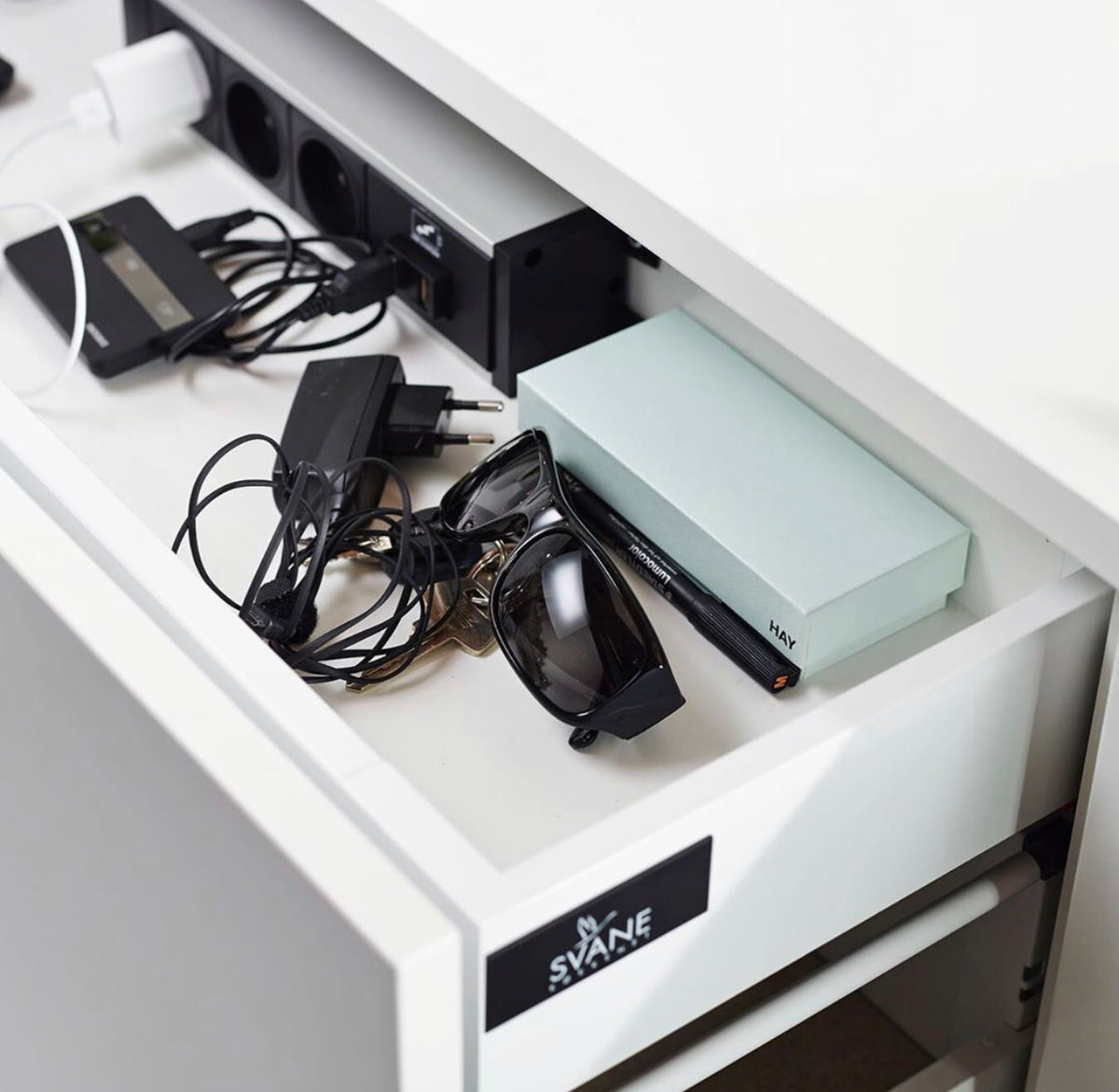 EVOline® U-DOCK - Skuffeløsning - Montering i skuff - 3 stikk + 2 x USB (A+C, 2.1A) GST inn - Matt sort - EVOLINE