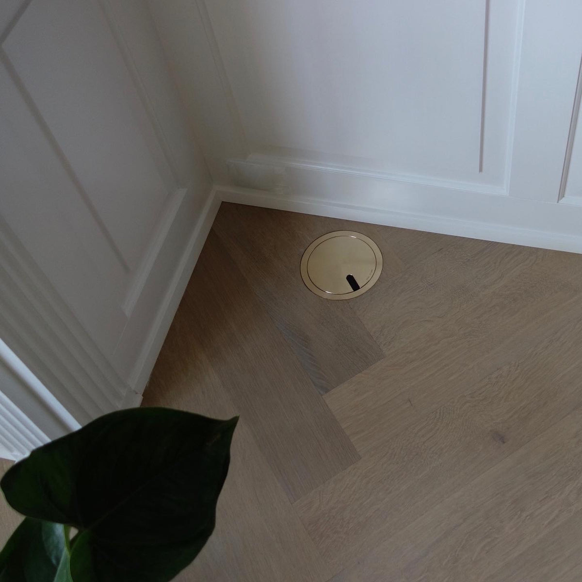 2HOME.NO® - RUND - VIP Copenhagen 150 - 2 stikk + 2 CAT6 - 2,5mm rett kant - MESSING - BAASTRUP