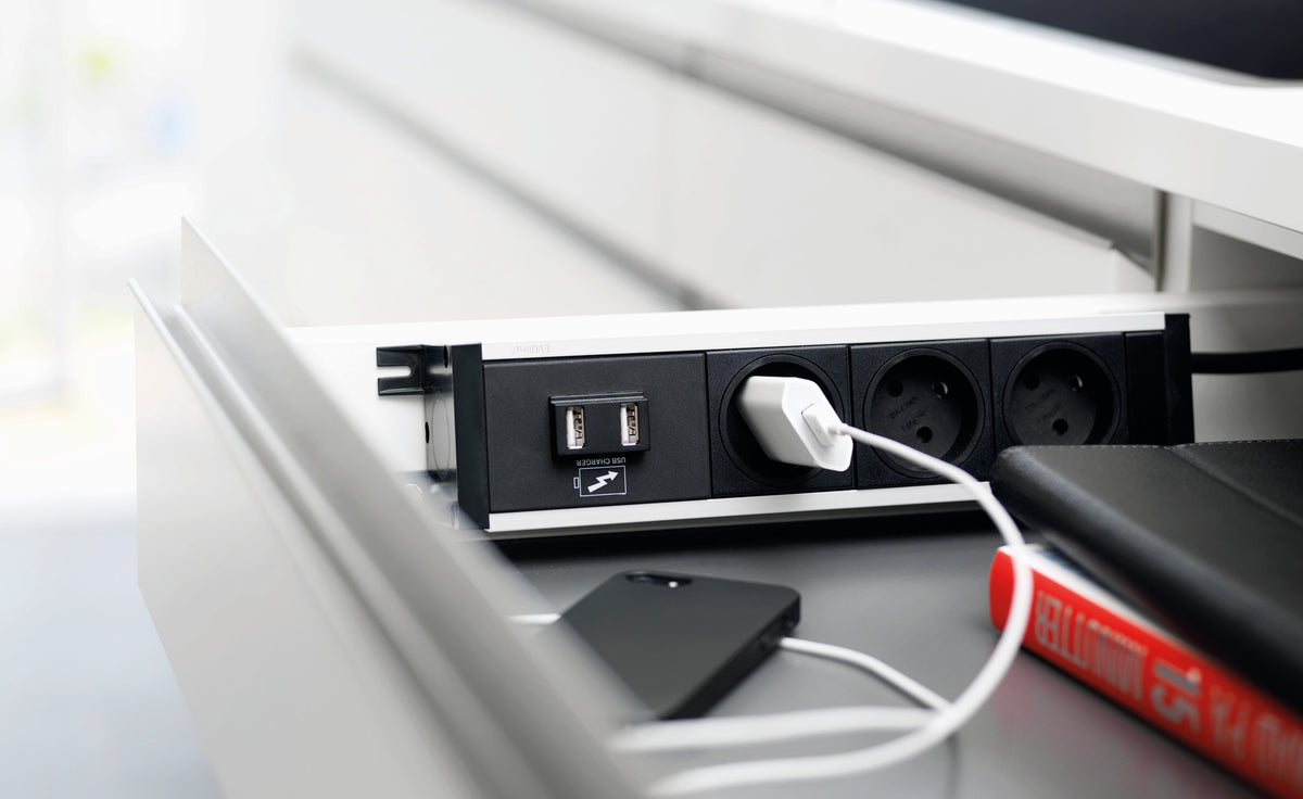 EVOline® U-DOCK - Skuffeløsning - Montering i skuff - 3 stikk + 2 x USB (A+C, 2.1A) GST inn - Matt sort - EVOLINE