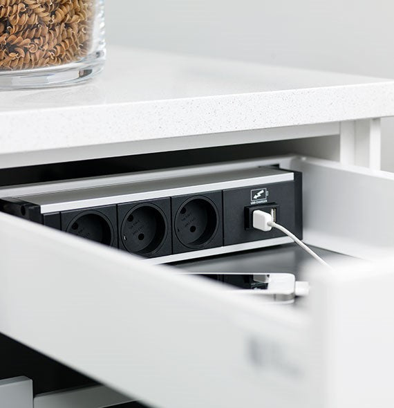 EVOline® U-DOCK - Skuffeløsning - Montering i skuff - 3 stikk + 2 x USB (A+C, 2.1A) GST inn - Matt sort - EVOLINE