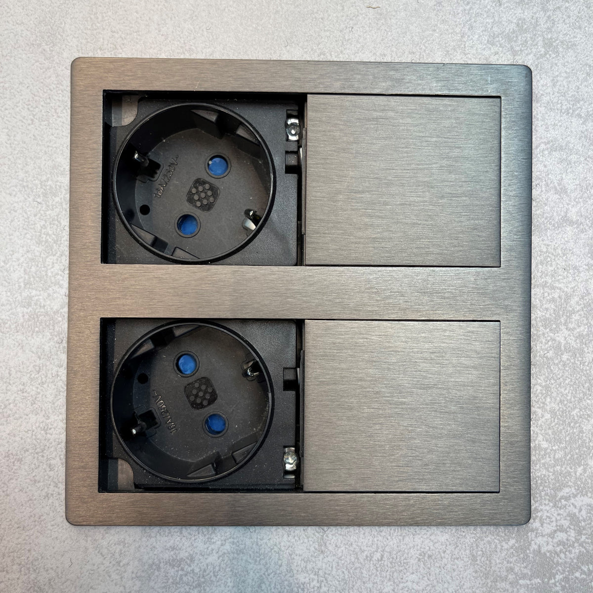 VERSAHIT DUAL | 2 STIKK | IP54 | ANTRASITT GRÅ / PEWTER - bilde 4