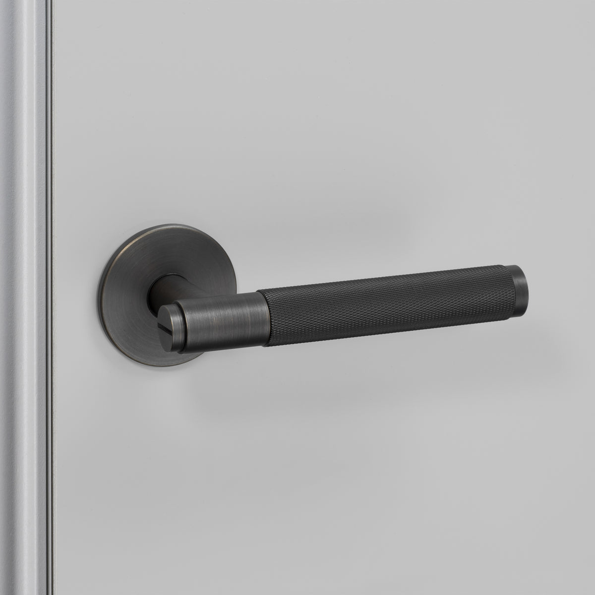BUSTER + PUNCH® - DOOR HANDLE / SPRUNG / CROSS / 30mm - SMOKED BRONZE - bilde 2