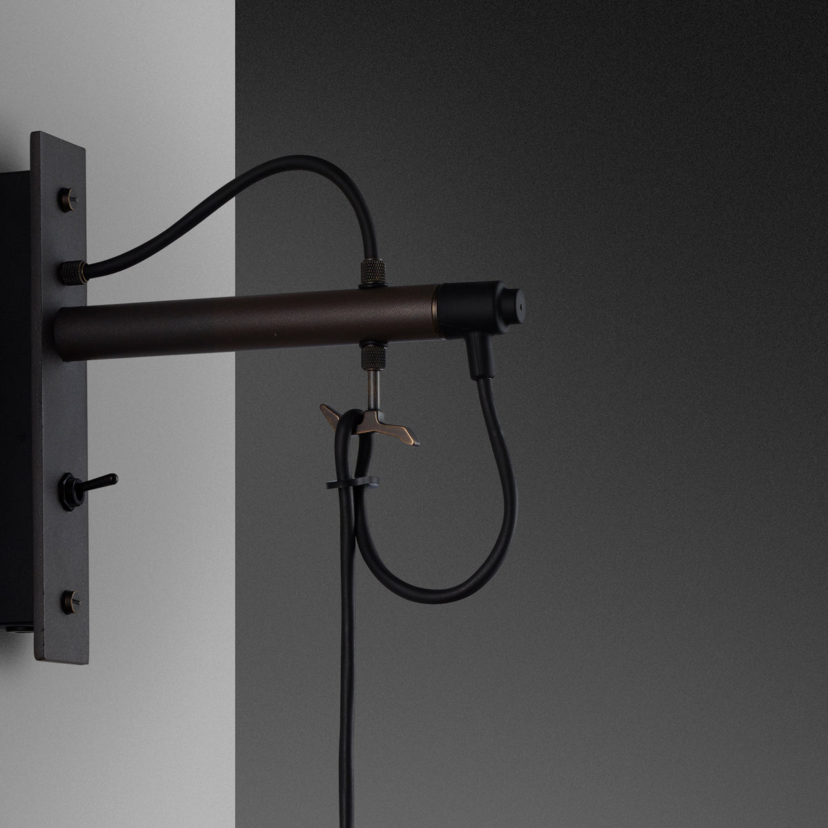 BUSTER + PUNCH® - HOOKED WALL / SMALL - Graphite base / Smoked Bronze - bilde 2