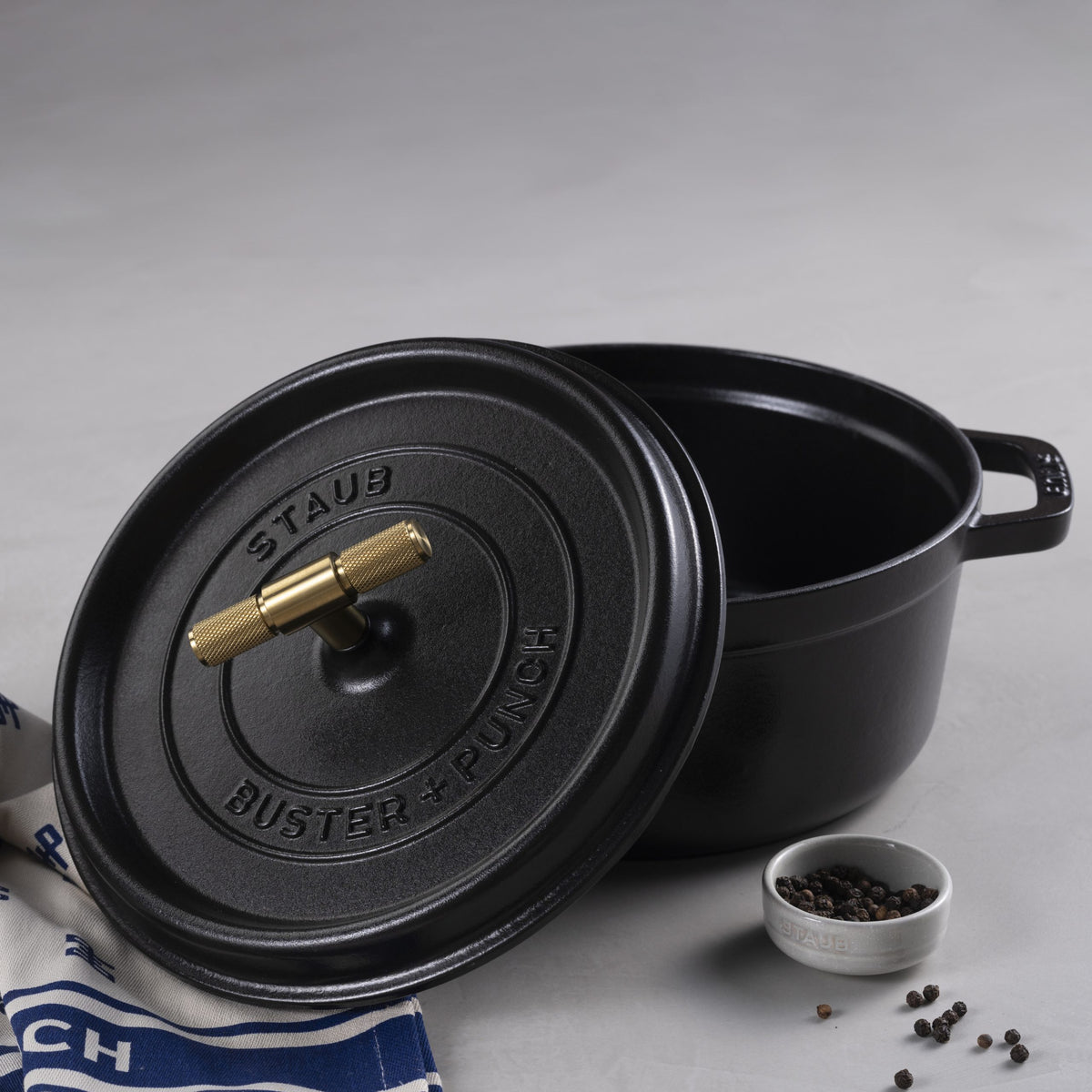 BUSTER + PUNCH® STØPEJERNSGRYTE | COCOTTE / Ø 24CM / STAUB / BLACK / BRASS