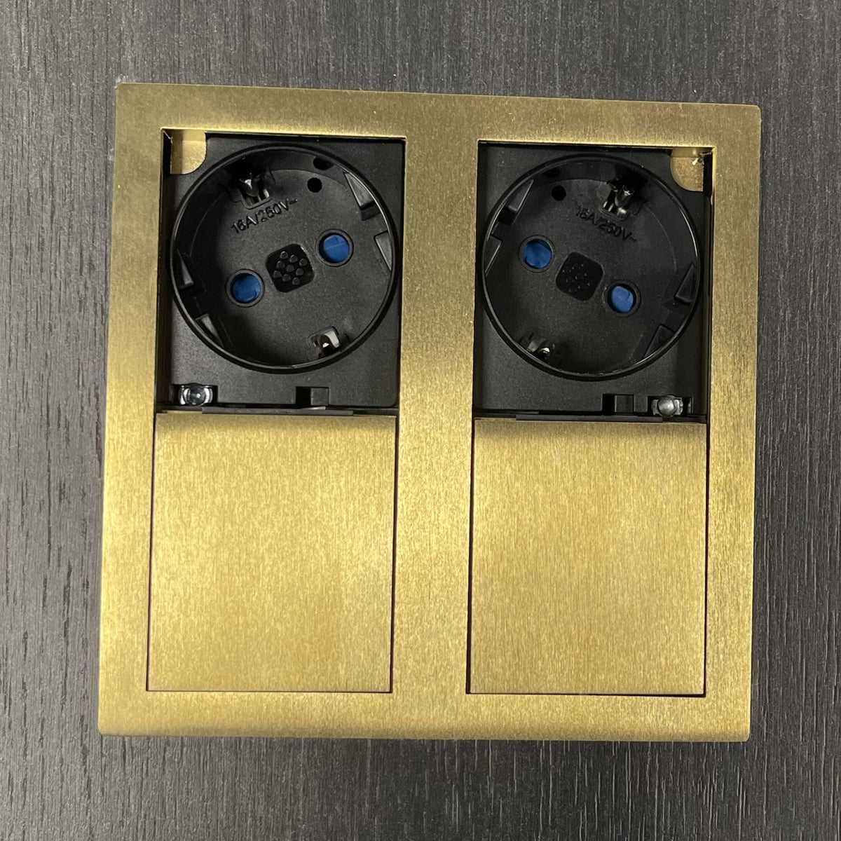 VERSAHIT DUAL | 2 STIKK | IP54 | GULL - ASA