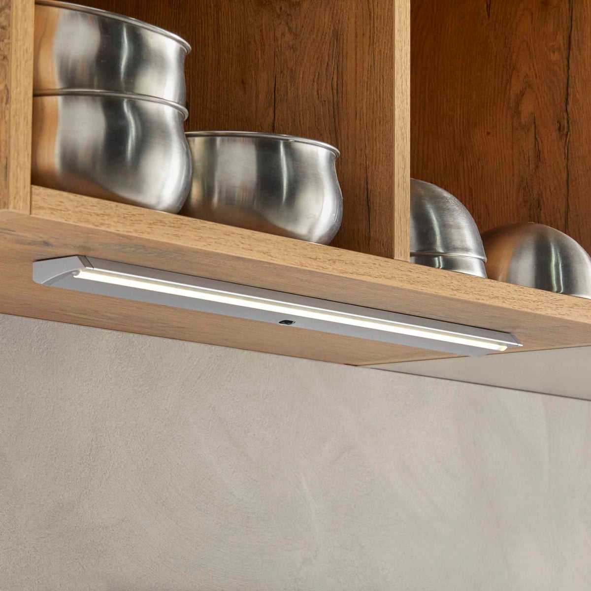 SFL WAVE LED lysprofil som belyser arbeidsflaten under en trehylle.