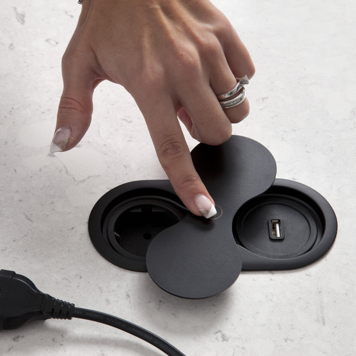 EIGHT SOCKET ROUNDED | 1 STIKK + 1 USB (A) | MATT SORT