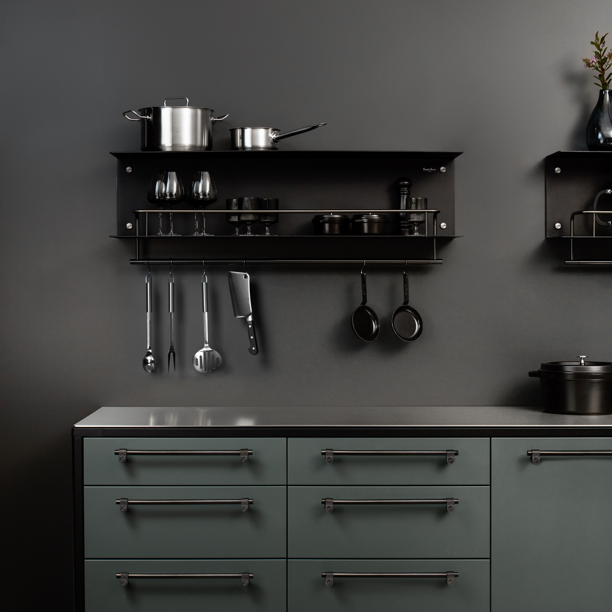 BUSTER + PUNCH® - HANGER SHELF - HYLLE - 1150 mm x 370 X 234 mm - BLACK / GUN METAL - bilde 2