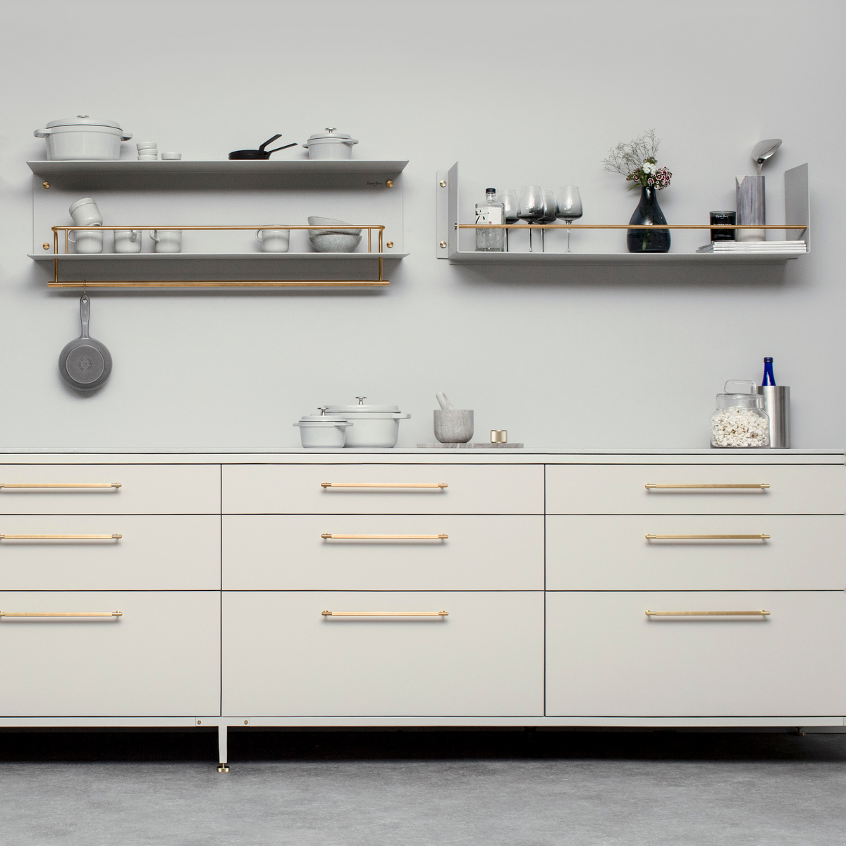 BUSTER + PUNCH® - HANGER SHELF - HYLLE - 1150 mm x 370 X 234 mm - STONE / BRASS - bilde 3