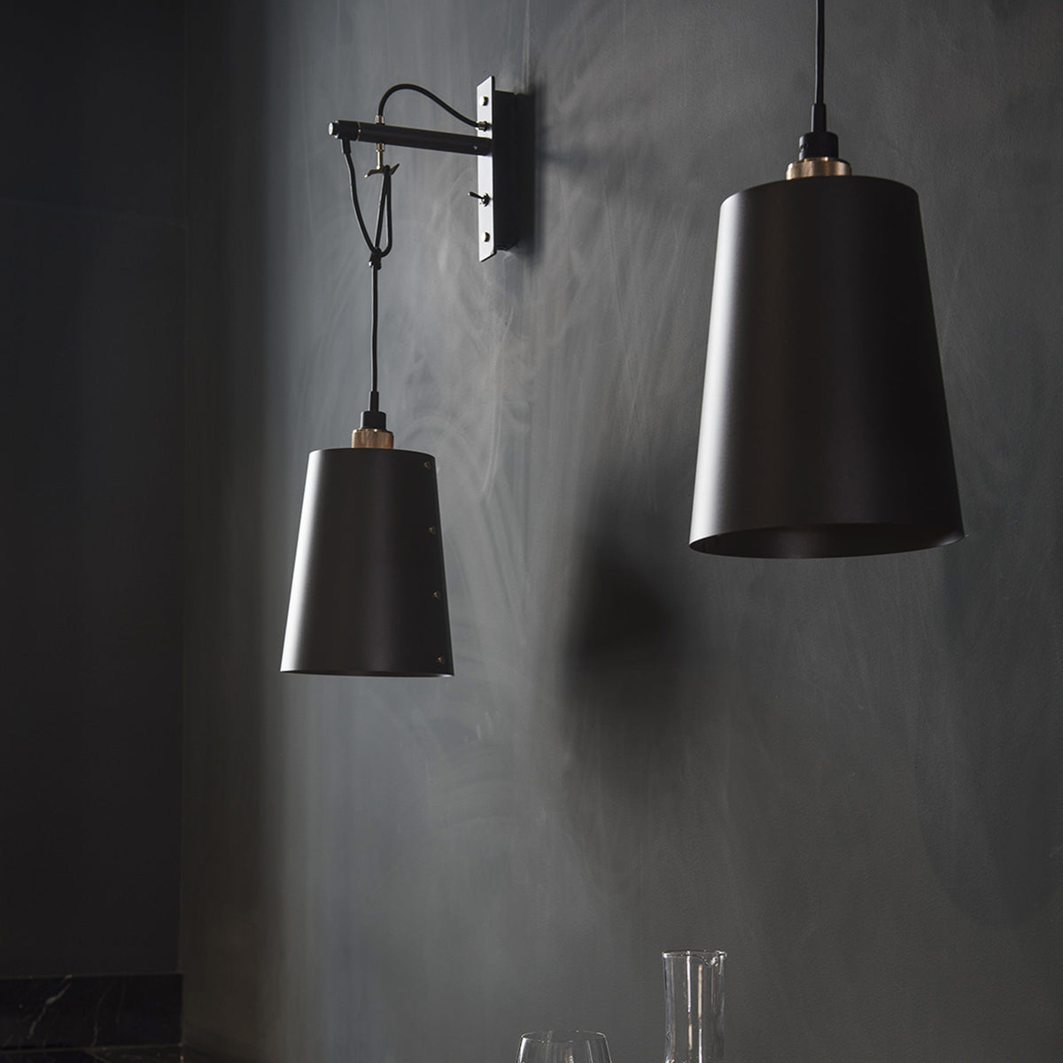 BUSTER + PUNCH® - HOOKED WALL / LARGE- Graphite base / Brass - bilde 4
