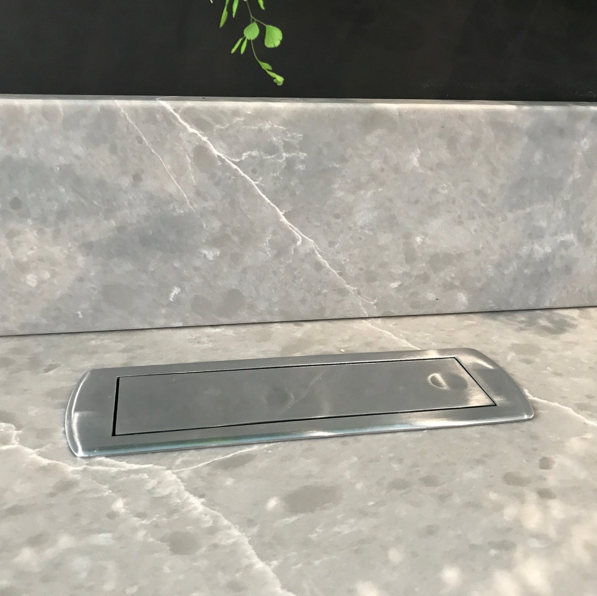 CIZO | 2 STIKK + 2 USB (A+A) - FOR OVERSKAP / BENK | STAINLESS STEEL - bilde 4