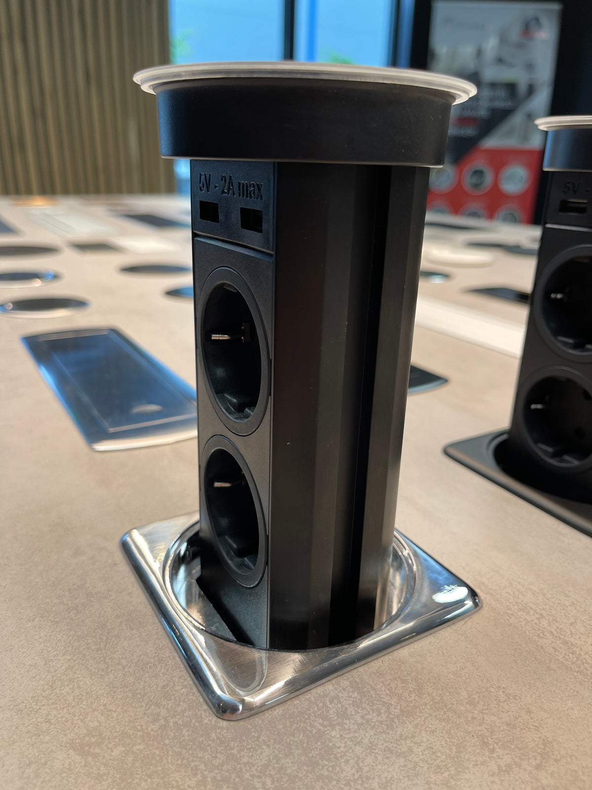 AUTOMATIC | ELEKTRISK EL-SØYLE | 2 STIKK + 2 USB (2A) + QI LADER I LOKK | BRUSHED CHROME - SFL