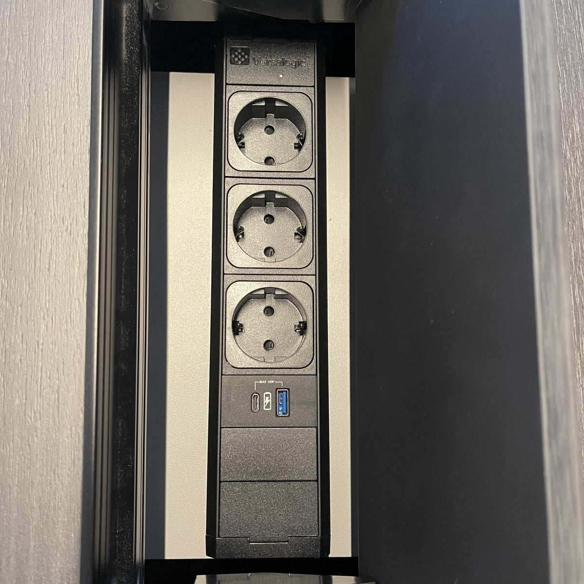 VersaTEK BASIC EXPRESS-SYSTEM + ladeskuff - 3 STIKKONTAKTER + 2 USB A+C - SORT - INK 2.0 KABEL