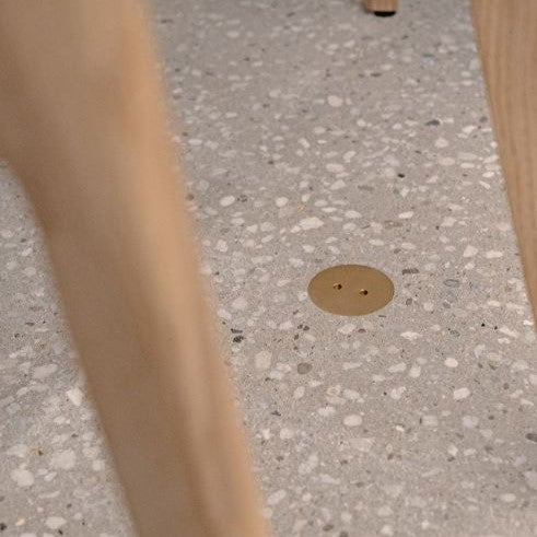 PRADO | ROND GULVBOKS FOR BETONGGULV | 1 STIKK | BRUSHED BRASS