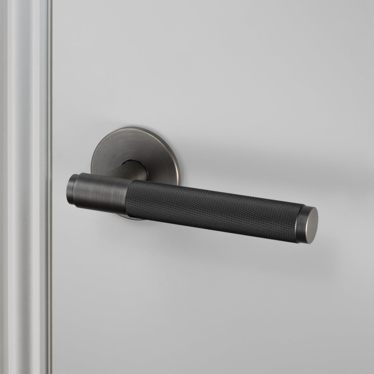 BUSTER + PUNCH® - DOOR HANDLE / SPRUNG / CROSS / 30mm - SMOKED BRONZE - bilde 3