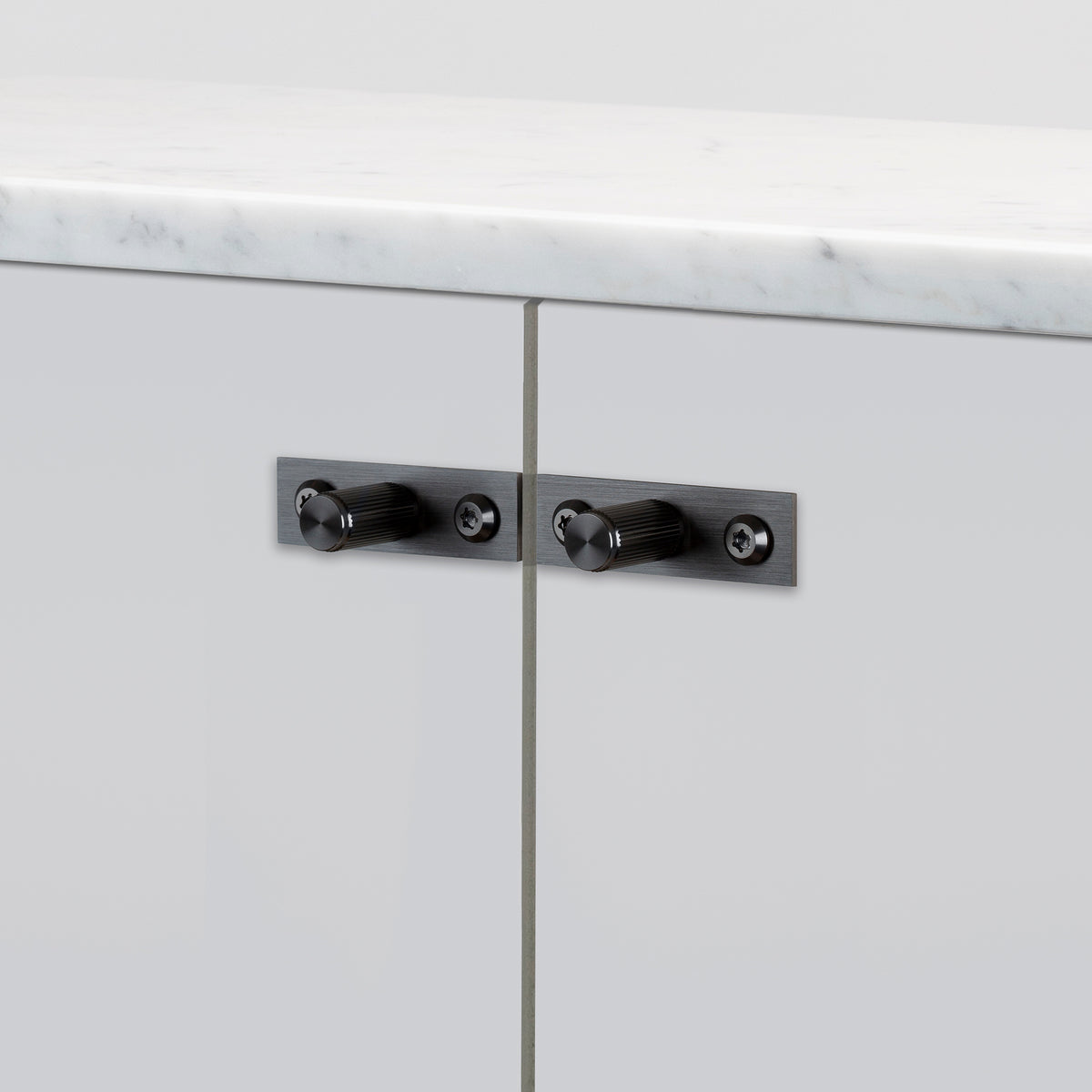 BUSTER + PUNCH® - FURNITURE KNOB / PLATE / LINEAR / 2 stk - SMOKED BRONZE - bilde 3