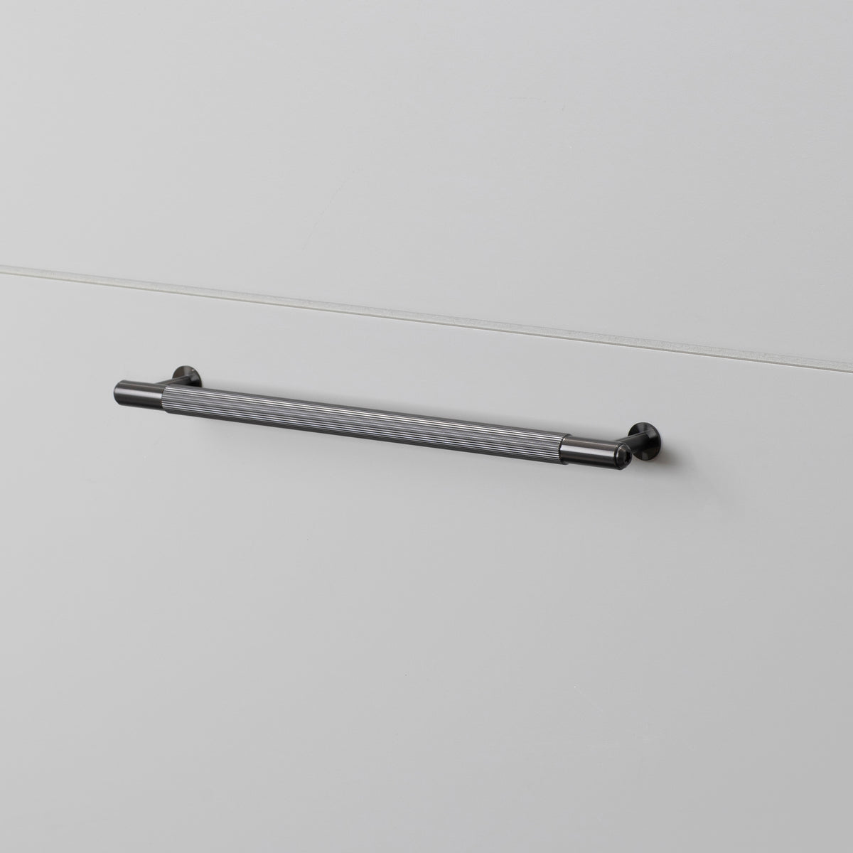 BUSTER + PUNCH® - PULL BAR / LINEAR MEDIUM - SMOKED BRONZE