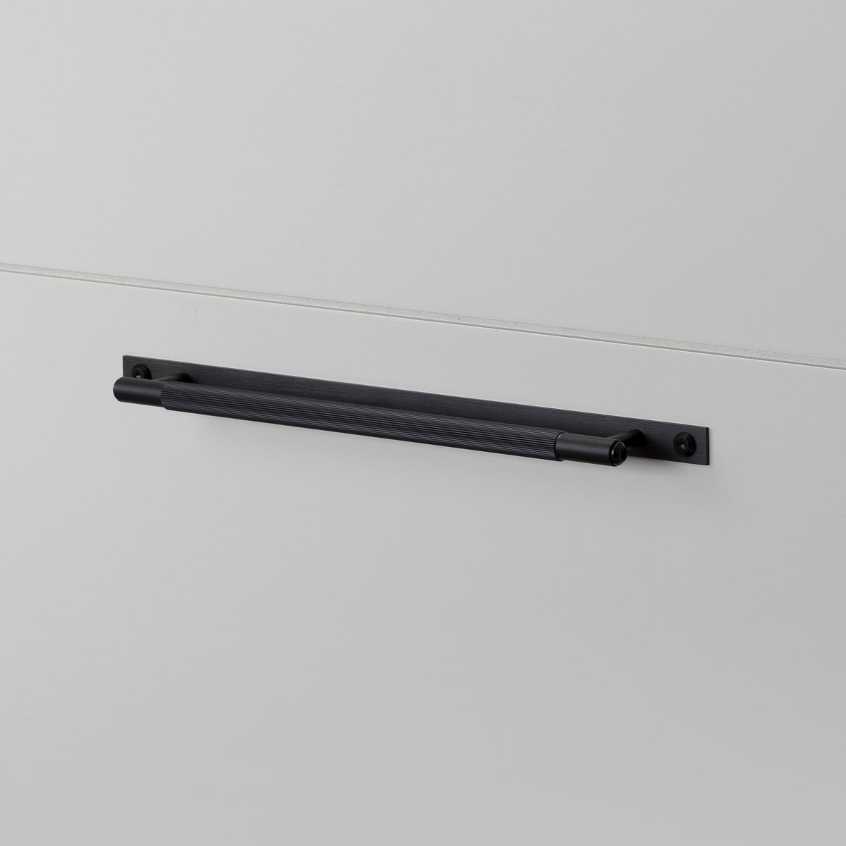 BUSTER + PUNCH® - PULL BAR / PLATE / LINEAR MEDIUM - BLACK