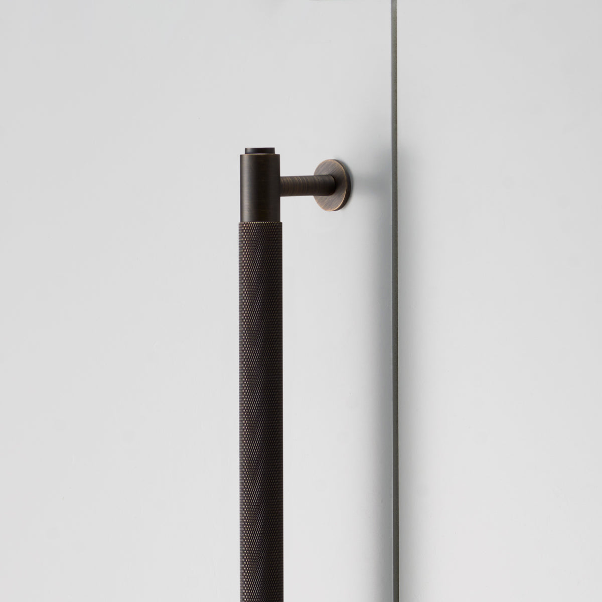BUSTER + PUNCH® - CLOSET BAR / CROSS 760mm - Smoked Bronze - bilde 2