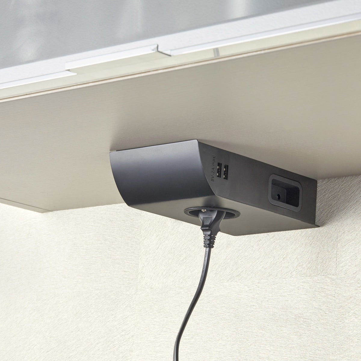 BORN i matt sort montert under kjøkkenskap, med stikkontakt, EURO-uttak og USB-A-porter.