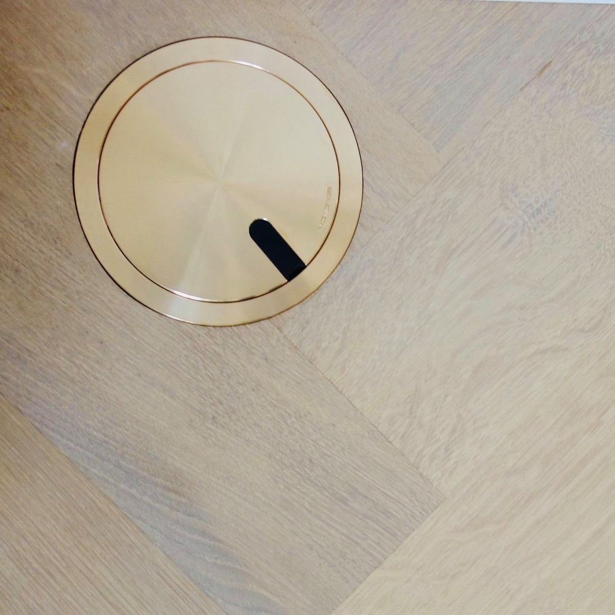 2HOME.NO® - RUND - VIP Copenhagen 150 - 2 stikk + 2 CAT6 - 2,5mm rett kant - MESSING - BAASTRUP