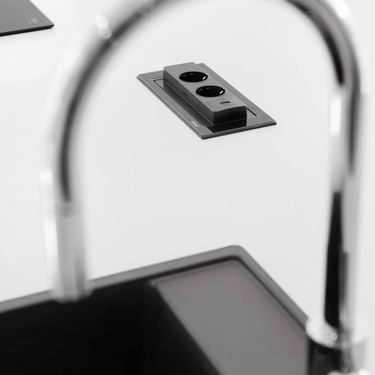 BACKFLIP | 2 STIKK + 1 USB-C | GLOSSY SORT GLASS - bilde 3
