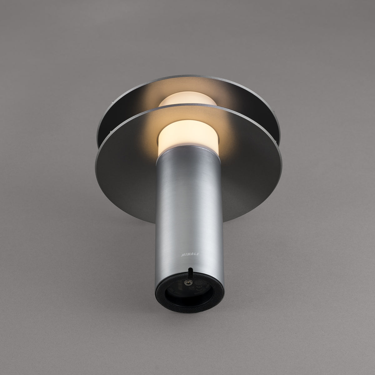 MINALE - 2SHADES - BÆRBAR BORDLAMPE - IP44 - Oppladbar - Pure Aluminium - bilde 2