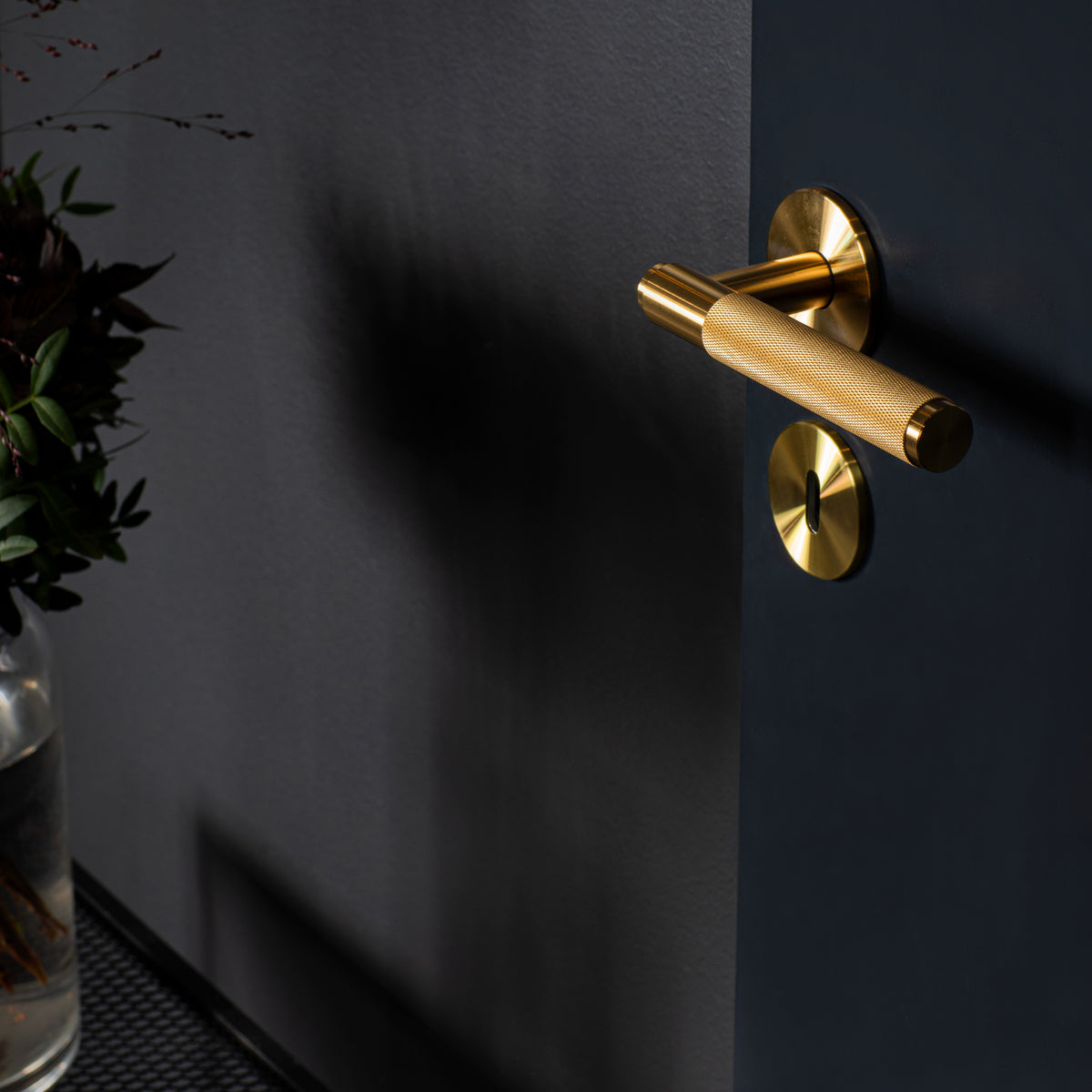 BUSTER + PUNCH® - DOOR HANDLE / SPRUNG / CROSS / 30mm - BRASS - bilde 3