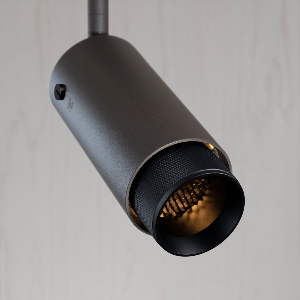 EXHAUST SPOT / CROSS / GRAPHITE / BLACK - BUSTER + PUNCH®