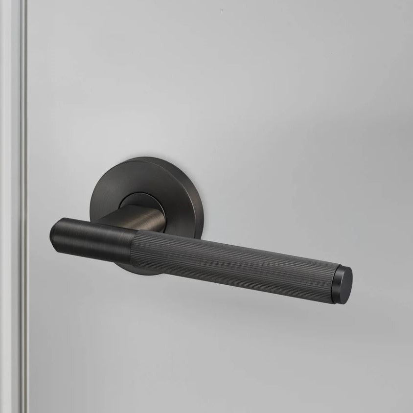 BUSTER + PUNCH® - DOOR HANDLE SET / LINEAR / SWE / SPRUNG / SMOKED BRONZE - bilde 3