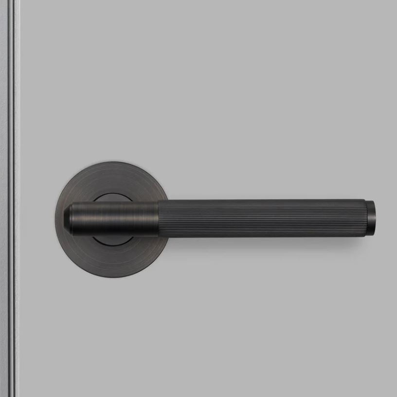 BUSTER + PUNCH® - DOOR HANDLE SET / LINEAR / SWE / SPRUNG / SMOKED BRONZE - bilde 2