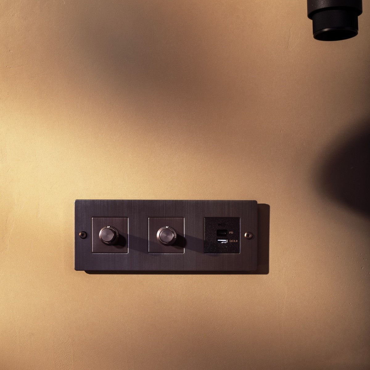 BUSTER + PUNCH | SKRUER / DETAIL KIT / LINEAR / SMOKED BRONZE - bilde 4
