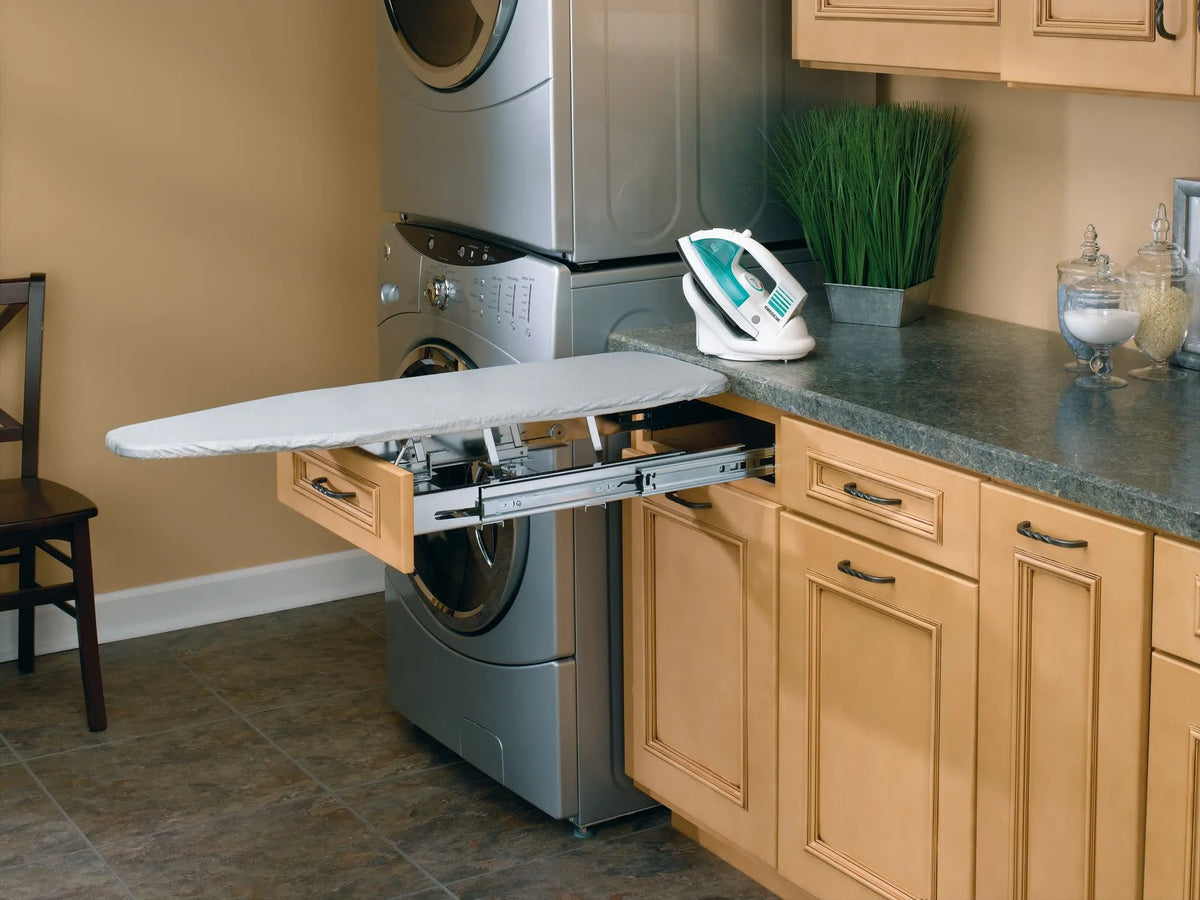 REV-A-SHELF uttrekkbart strykebrett for skap – IB-18-CR