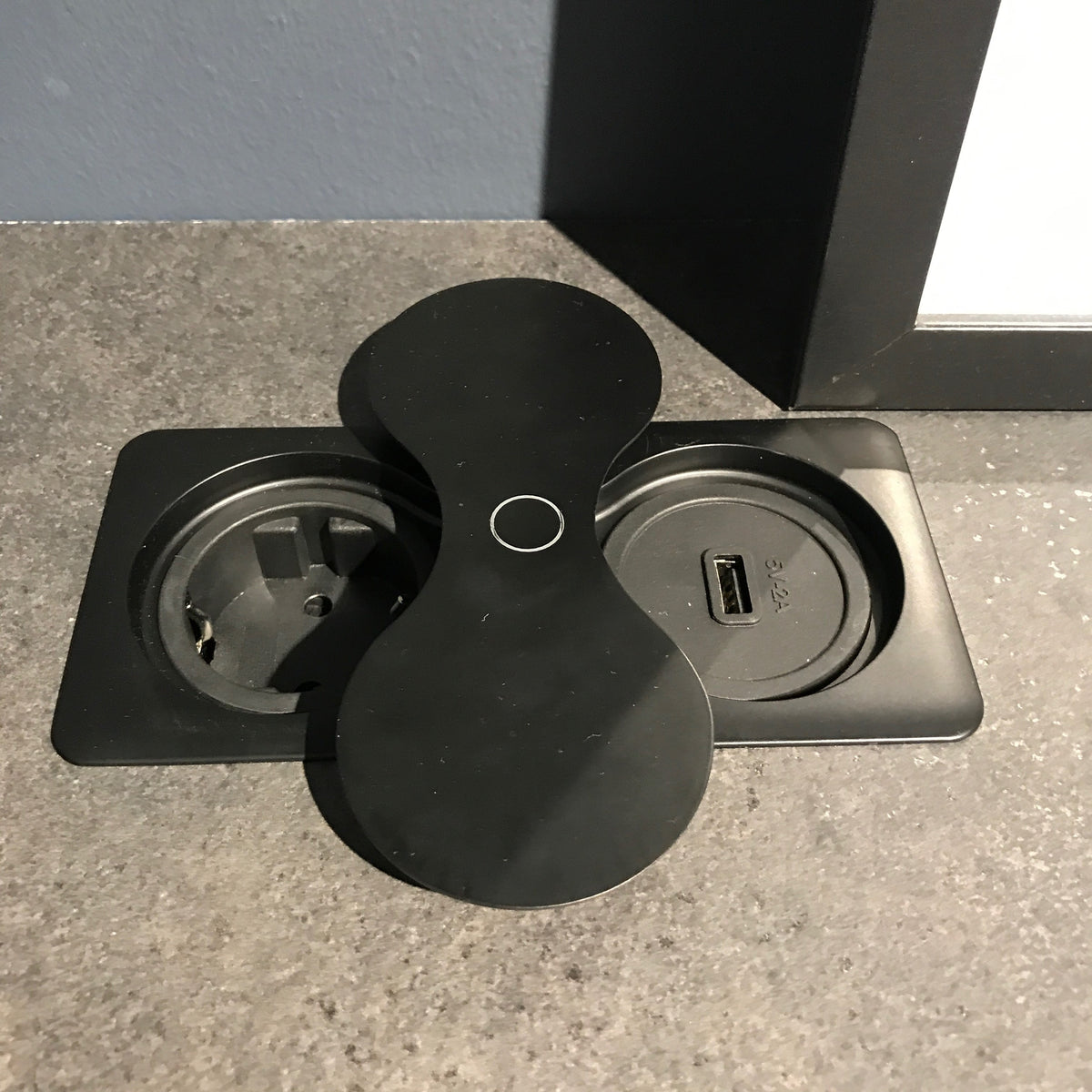 EIGHT SOCKET SQUARE | 1 STIKK + 1 USB (A) | MATT SORT - bilde 3