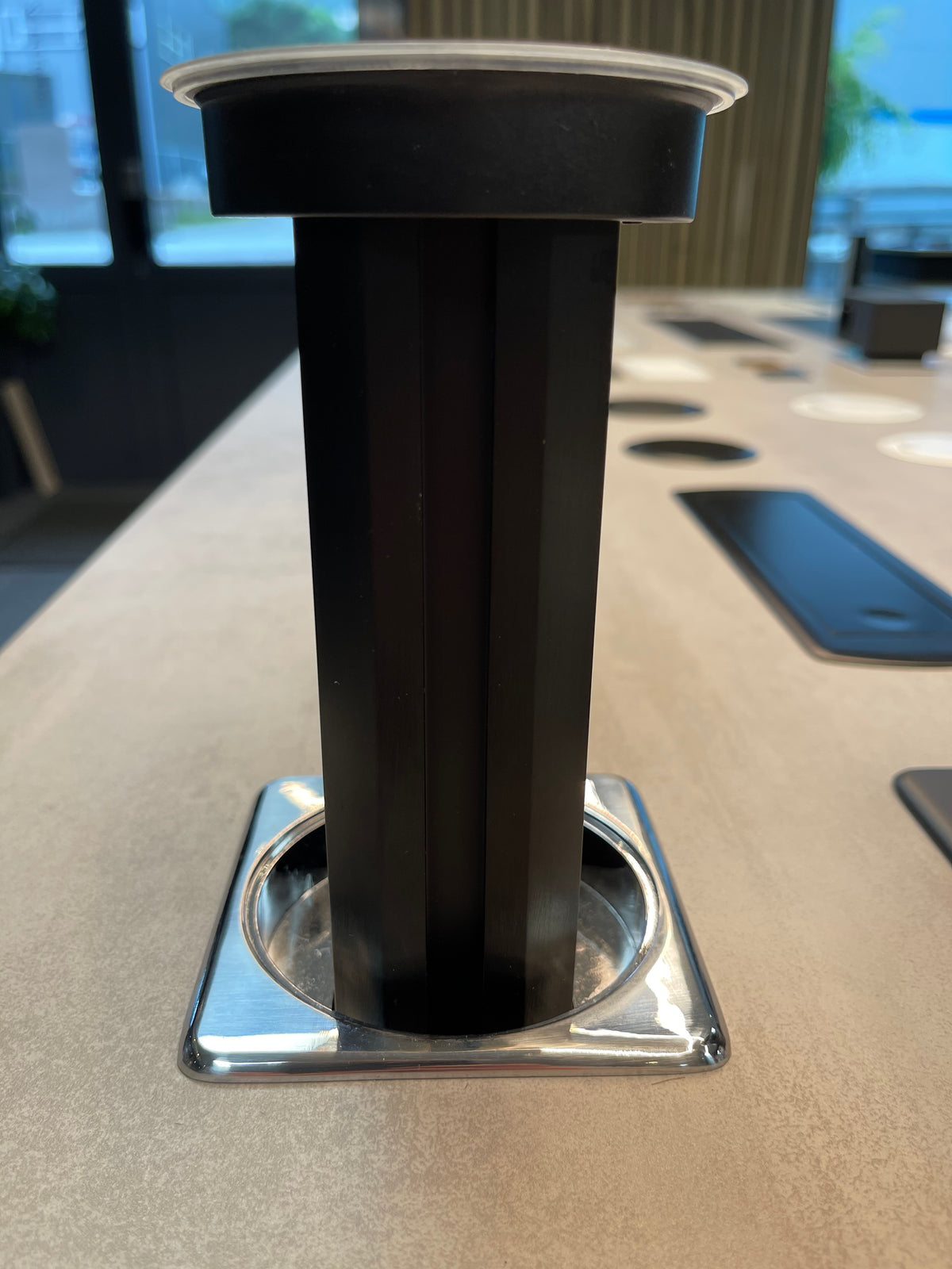 AUTOMATIC | ELEKTRISK EL-SØYLE | 2 STIKK + 2 USB (2A) + QI LADER I LOKK | BRUSHED CHROME - SFL