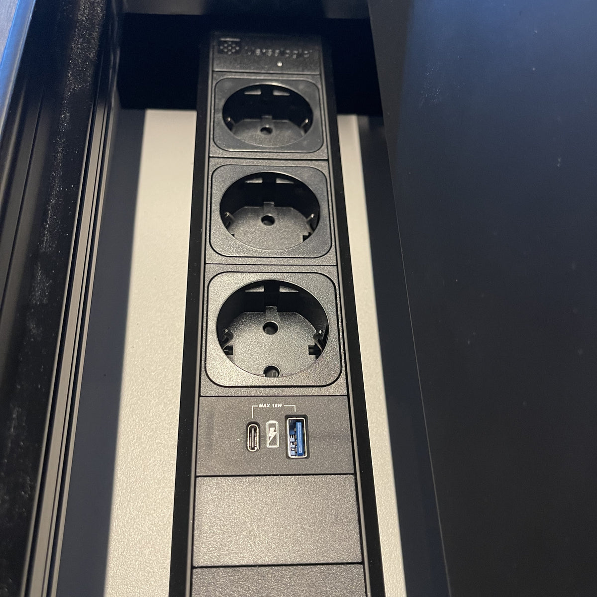 VersaTEK BASIC EXPRESS-SYSTEM + ladeskuff - 3 STIKKONTAKTER + 2 USB A+C - SORT - INK 2.0 KABEL - bilde 2