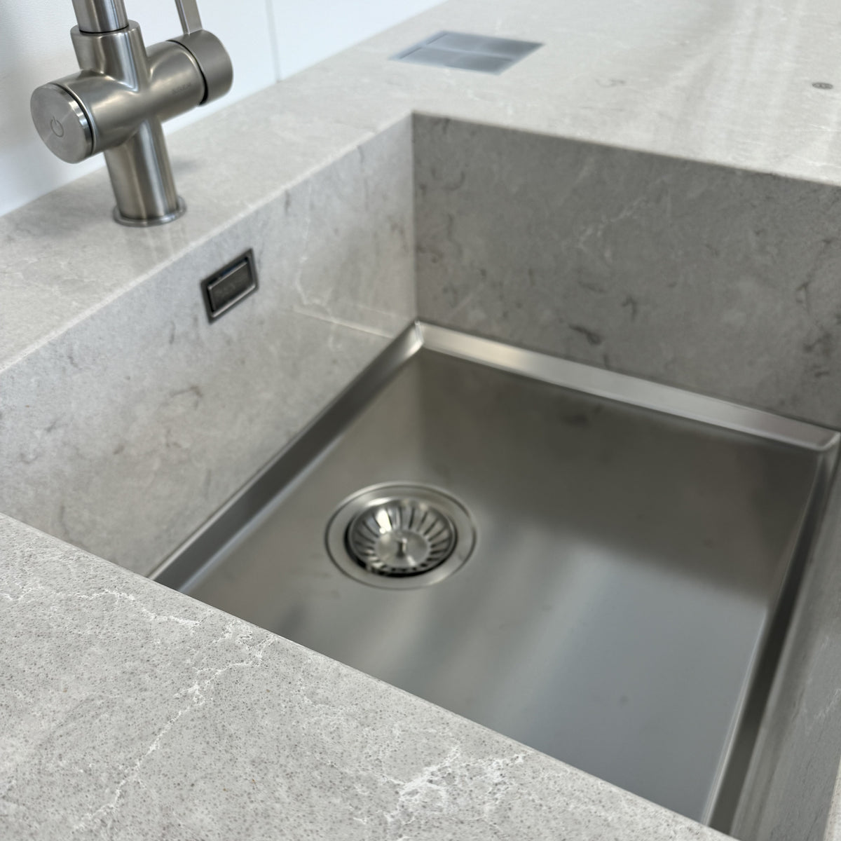 Kjøkkenvask bunn til Stein, Dekton eller Corian - 546x446x20mm - Phantom Base - Stainless steel - bilde 3