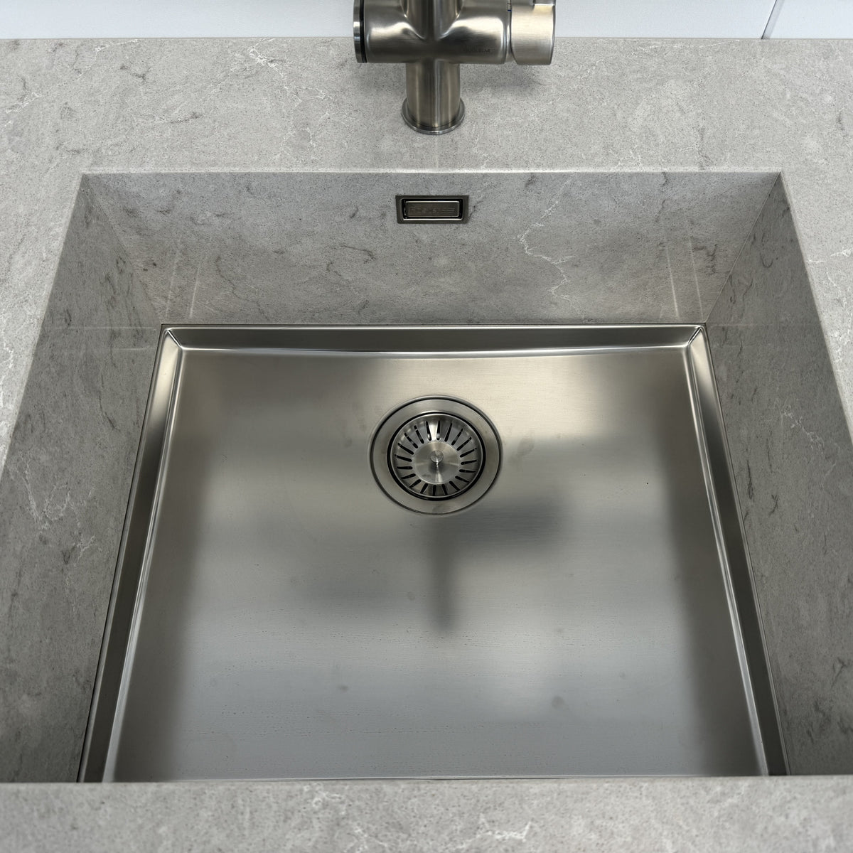 Kjøkkenvask bunn til Stein, Dekton eller Corian - 546x446x20mm - Phantom Base - Stainless steel
