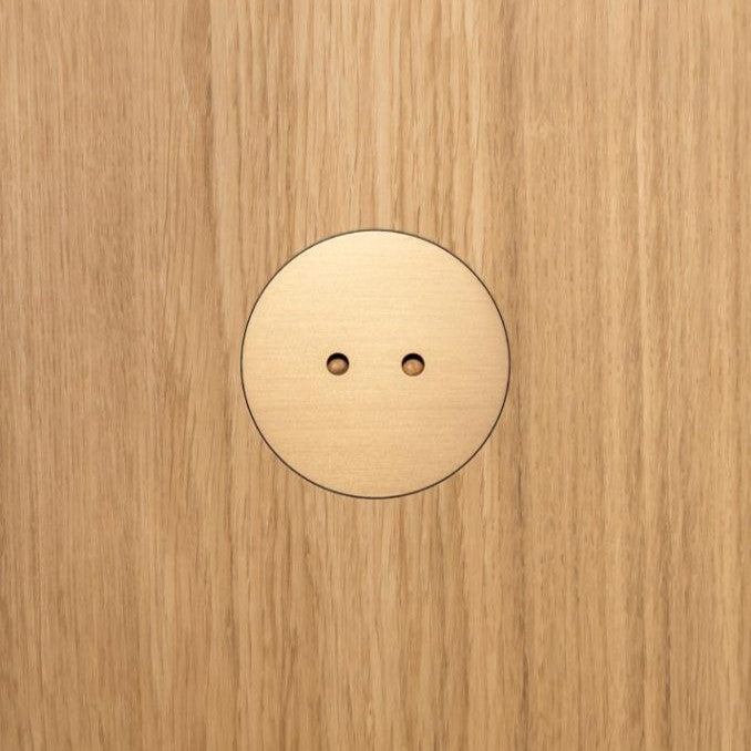 PRADO | ROND GULVBOKS FOR TREGULV - NEDFREST | 1 STIKK | BRUSHED BRASS