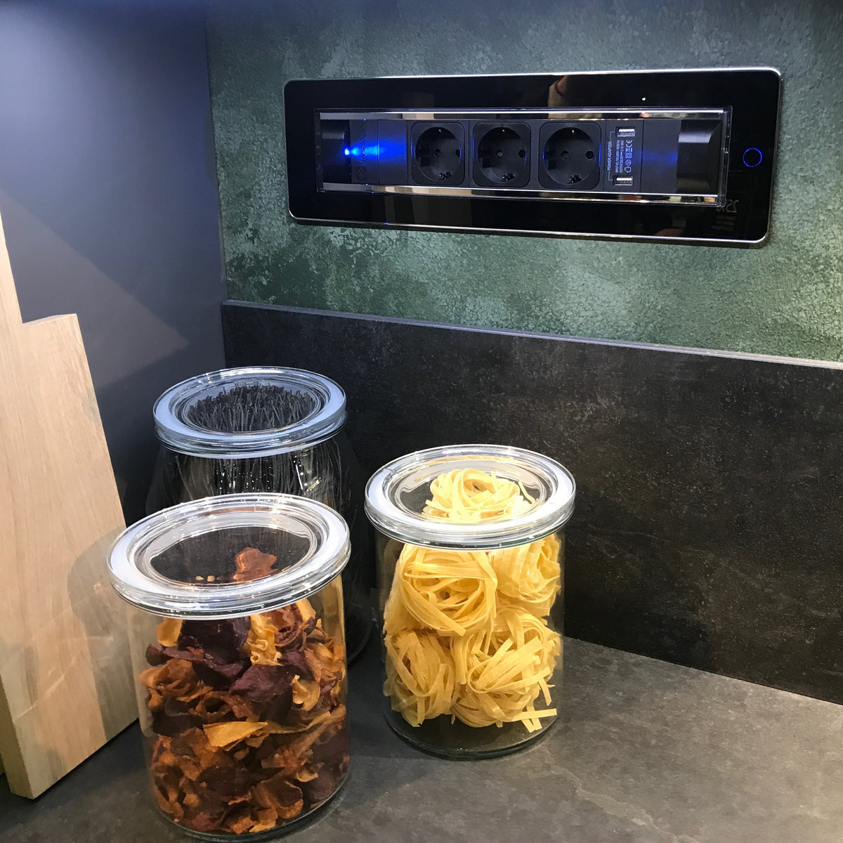 VERSATURN 3.0 | 3 STIKK + 2 USB (C+C - 47W) | IP44 | SORT HØYGLANS - bilde 2
