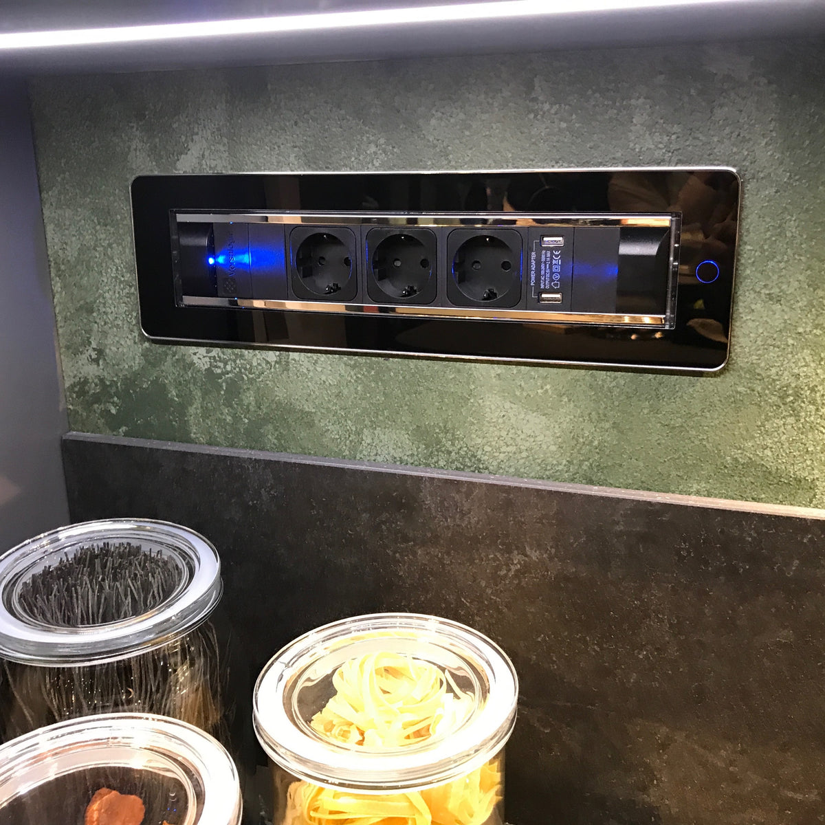 VERSATURN 3.0 | 3 STIKK + 2 USB (C+C - 47W) | IP44 | SORT HØYGLANS - bilde 4